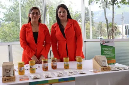 ecuadorian sisters with the jam and fruits preserves of their business