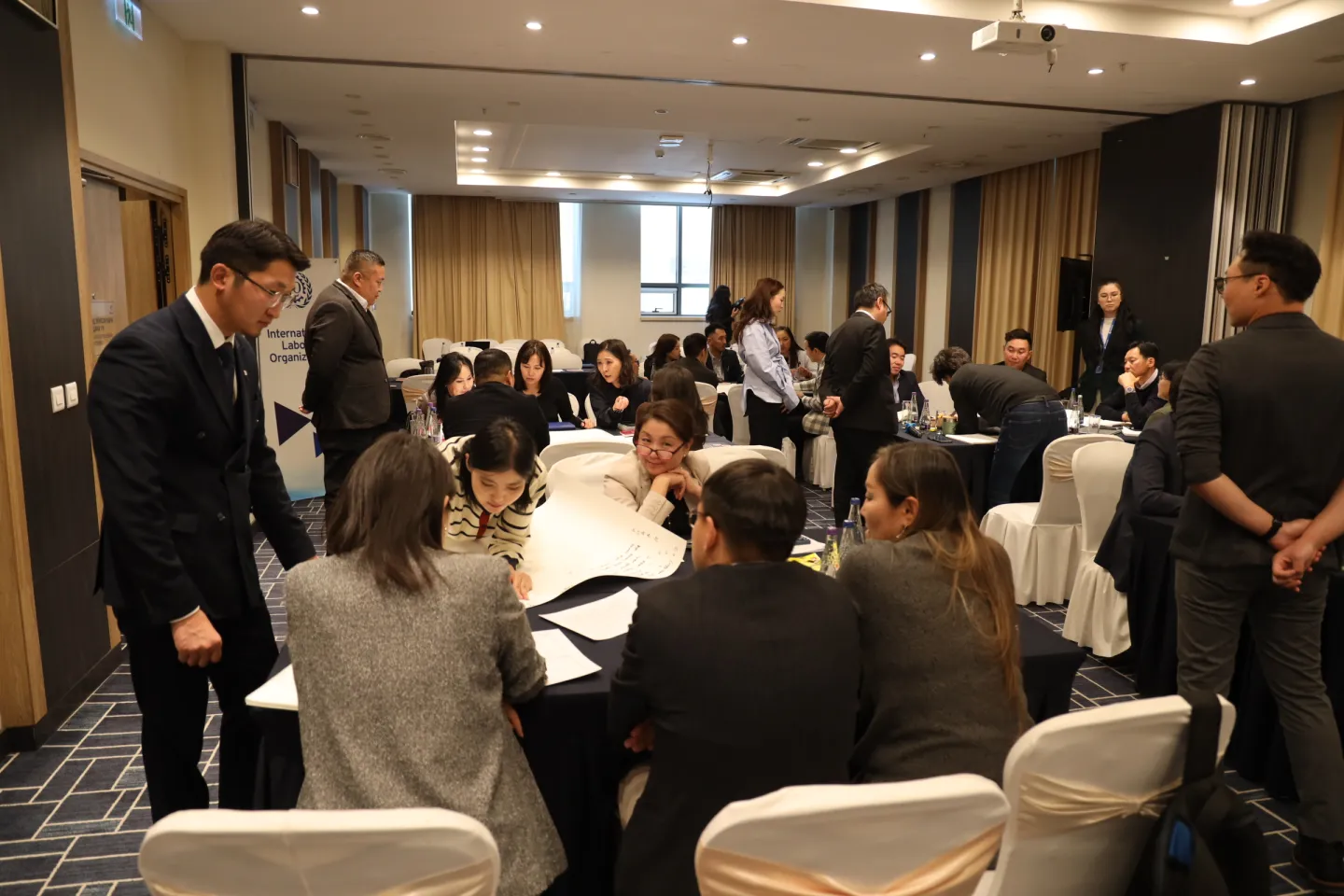 Representatives from enterprises are working in groups toward the e-business platform development