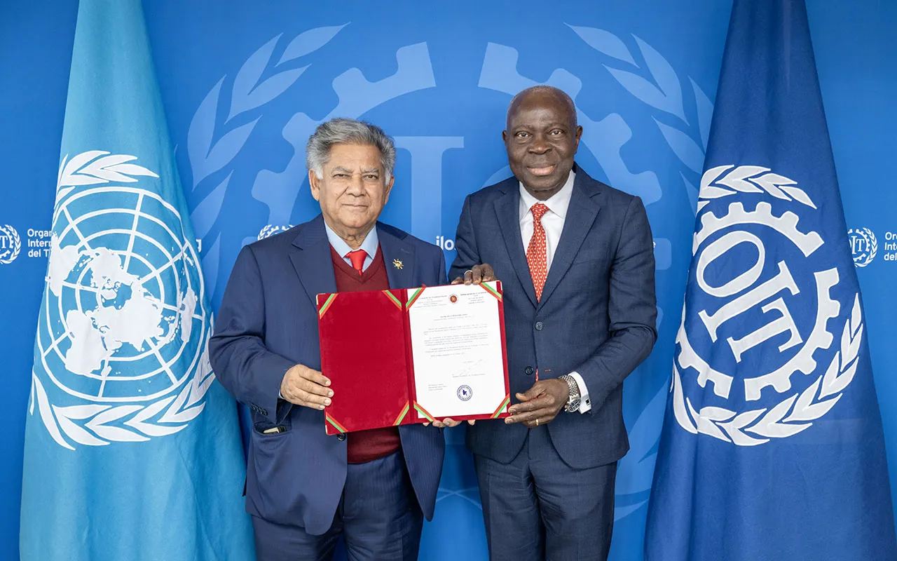 Ratification ceremony of Conventions Nos. 155, 187 and 190, 20 November 2025: H.E. Brig. Gen.(Rtd) Dr. Muhammad Sakhawat Hussain, Hon'ble Adviser for Labour and Employment and Gilbert F. Houngbo, Director-General of the ILO.