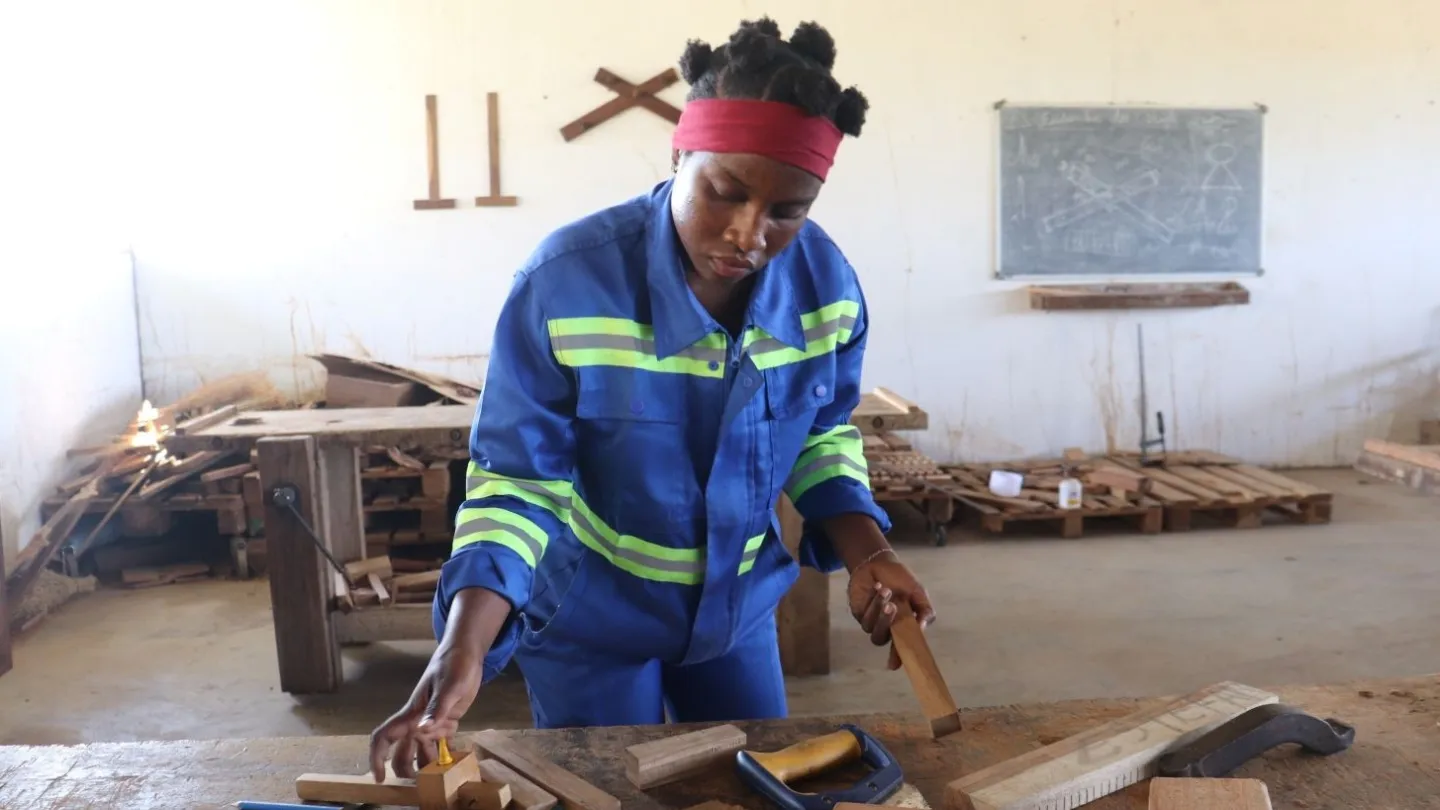 Um jovem carpinteiro na oficina que contribui para a sustentabilidade do sector florestal nativo de Moçambique.