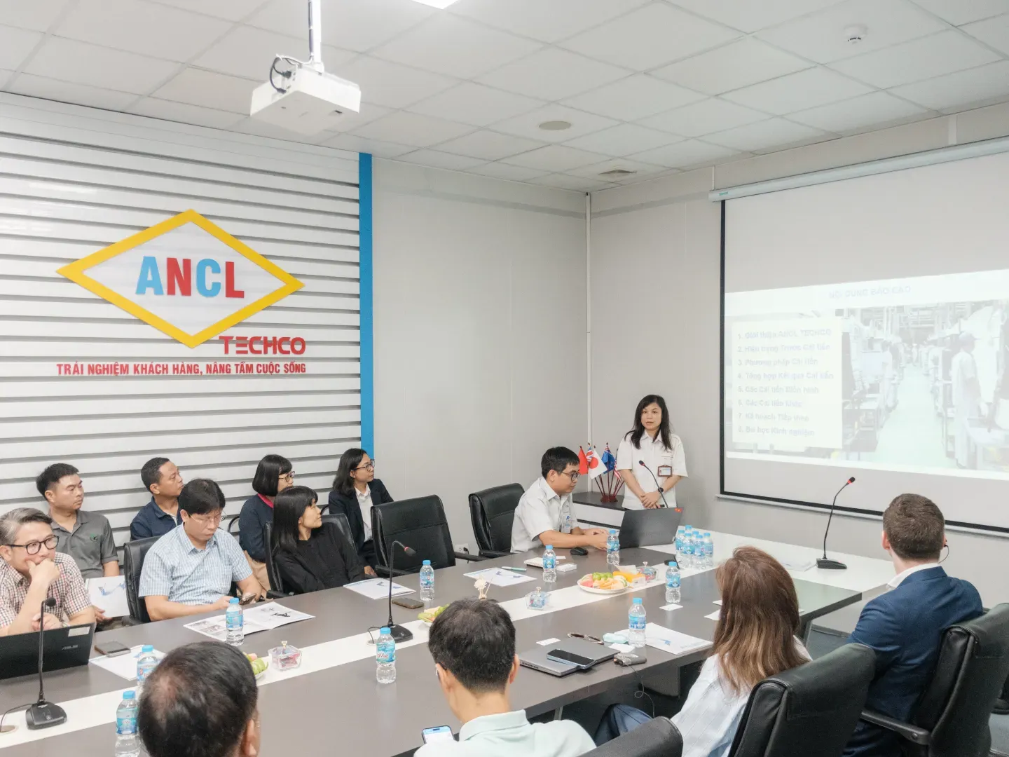 Chị Hạnh chia sẻ kinh nghiệm và những bài học quan trọng mà công ty đã rút ra trong quá trình nâng cao năng suất tại nhà máy.