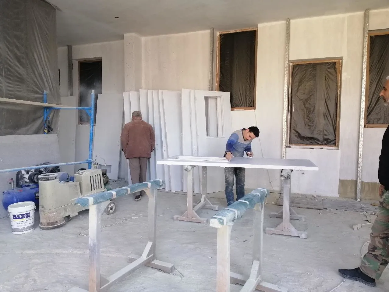 رجلان يعملان على أبواب خشبية