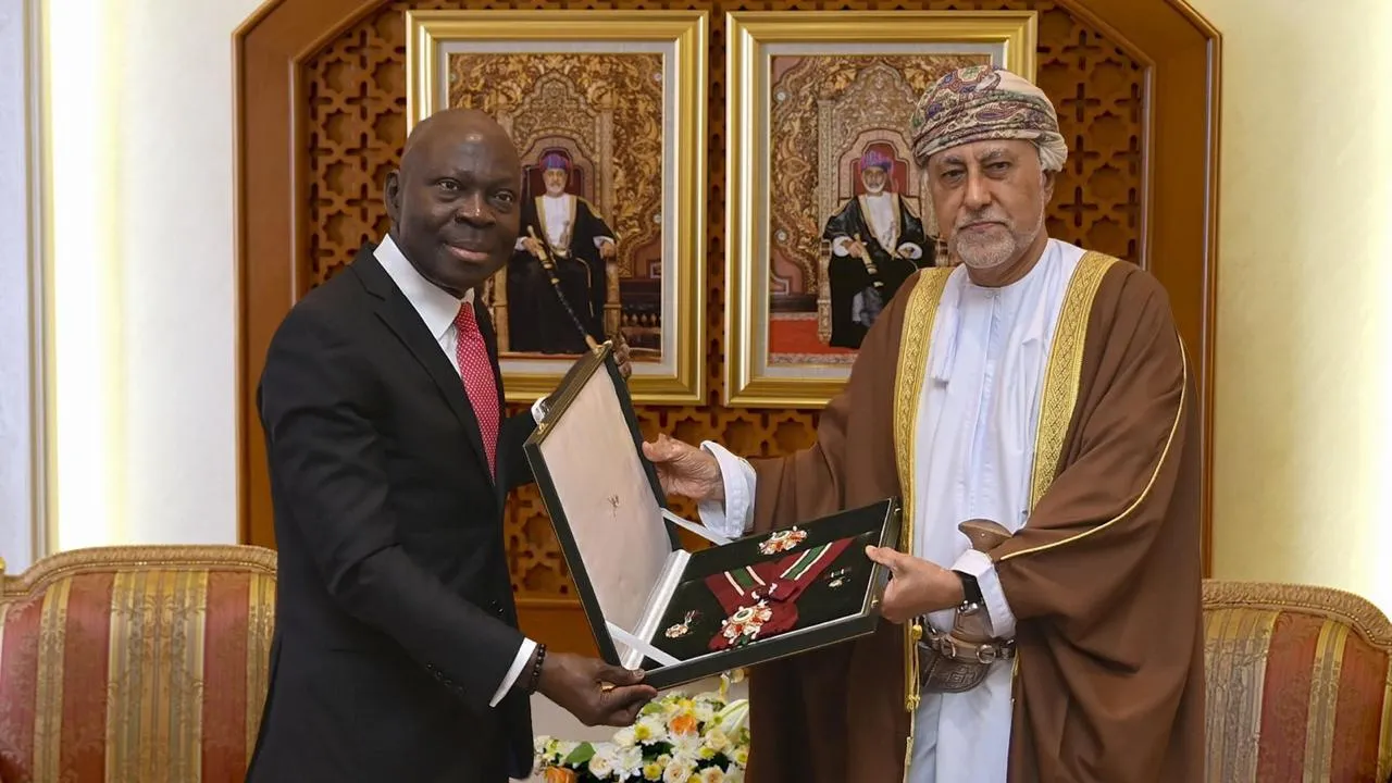 Director-General Houngbo meeting with DPM for Defence Affairs Sayyid Shihab bin Tariq Al Said, receiving on behalf of the ILO the Sultan of Oman’s Medal in recognition of strong Oman-ILO partnership. Muscat 15/12/25