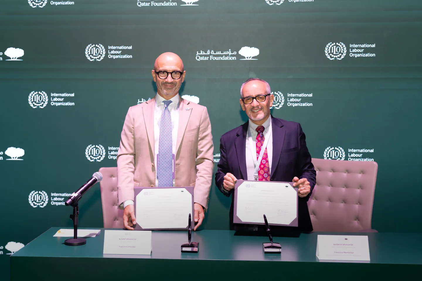 فرانسيسكو مارموليخو، رئيس التعليم العالي ومستشار التعليم في مؤسسة قطر وفرانشيسكو دوفيديو، مدير مكتب منظمة العمل الدولية في الدوحة خلال توقيع مذكرة التفاهم. الدوحة،قطر تشرين الثاني/ نوفمبر2025