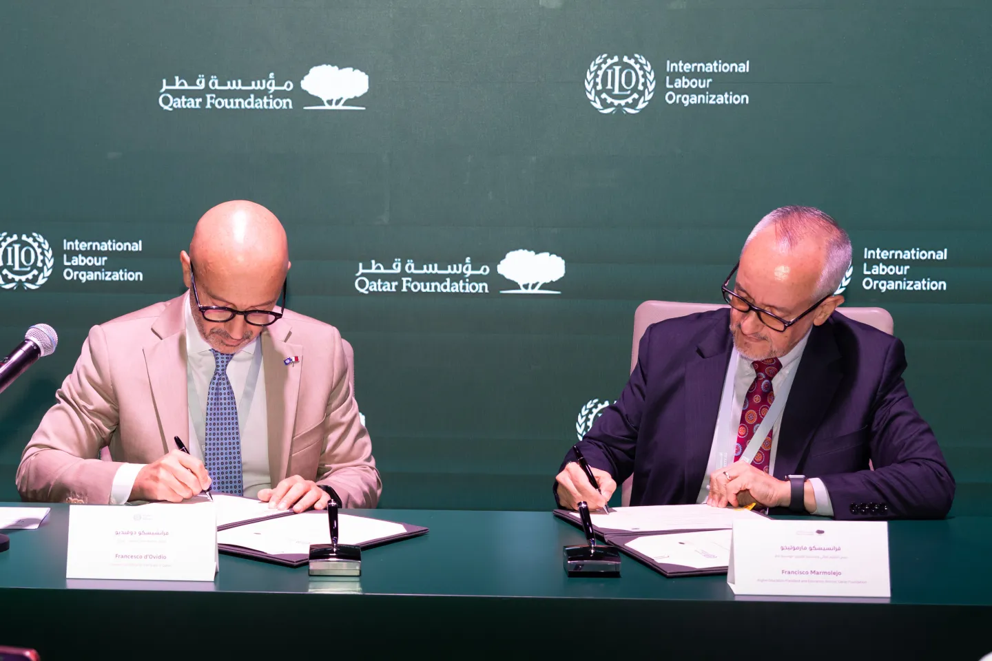 فرانسيسكو مارموليخو، رئيس التعليم العالي ومستشار التعليم في مؤسسة قطر وفرانشيسكو دوفيديو، مدير مكتب منظمة العمل الدولية في الدوحة خلال توقيع مذكرة التفاهم. الدوحة،قطر تشرين الثاني/ نوفمبر2025