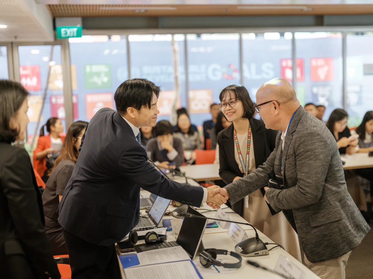 Shin Hochul (left), CTA of the ILO–Korea Partnership Programme, meets Hoang Trung Son (right), Chairman of VPPA. VPPA’s active participation underscores a collective ambition to drive a more sustainable and inclusive future for the paper and pulp sector.
