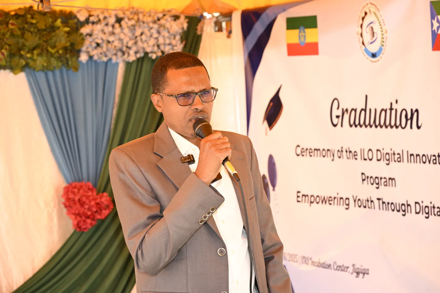 Mahmud Hussen, Deputy Bureau Head, Somali Region Innovation and Technology Bureau, addressing the graduates 