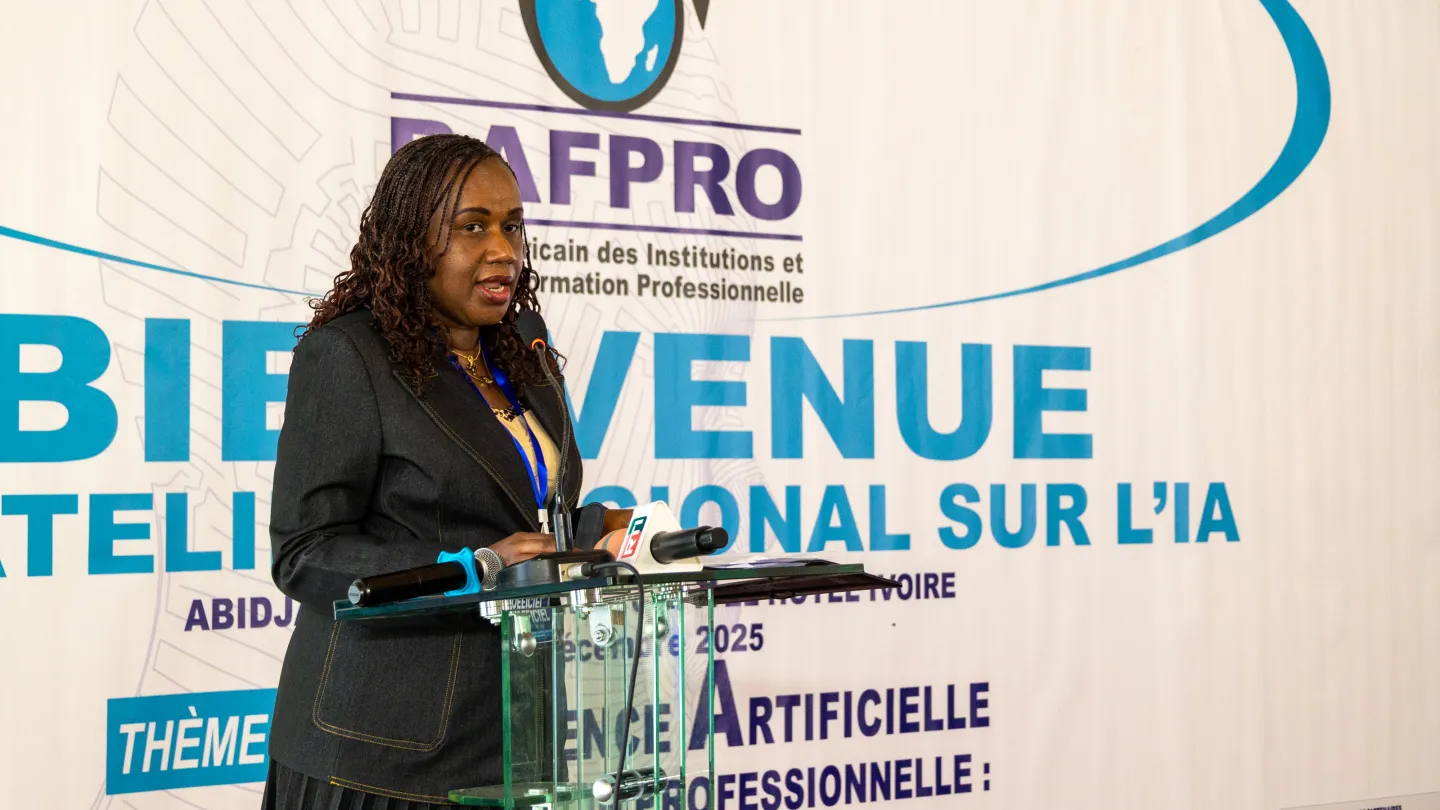 Fanfan Rwanyindo, Directrice régionale de l’OIT pour l’Afrique, prononce le discours d’ouverture de l’atelier régional du RAFPRO sur l’intelligence artificielle et la formation professionnelle, à Abidjan.