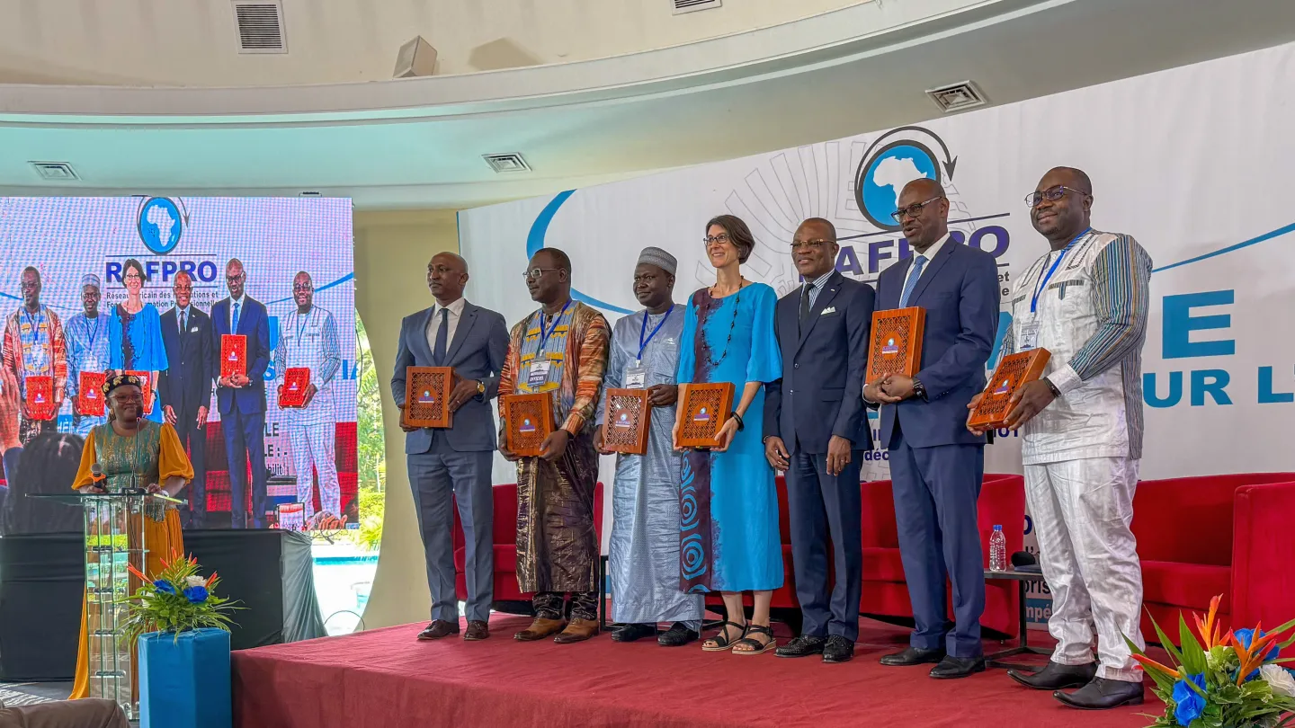 Hauts responsables et partenaires réunis sur scène après l’adoption de la Déclaration d’Abidjan sur l’intelligence artificielle, l’employabilité et la compétitivité des entreprises africaines, lors de l’atelier régional du RAFPRO à Abidjan.