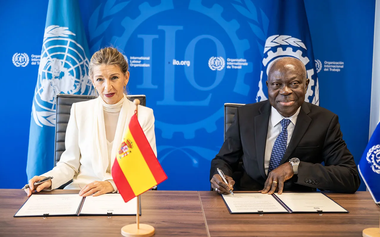 Ceremonia de ratificación del Convenio núm. 183, 11 de diciembre de 2025: Yolanda Díaz, Vicepresidenta segunda y Ministra del Trabajo y Economía Social de España, y Gilbert F. Houngbo, Director General de la OIT.