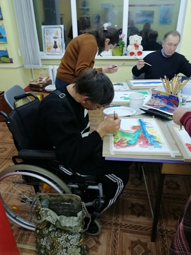 Ukrainian woman giving an inclusive painting course in her arts space
