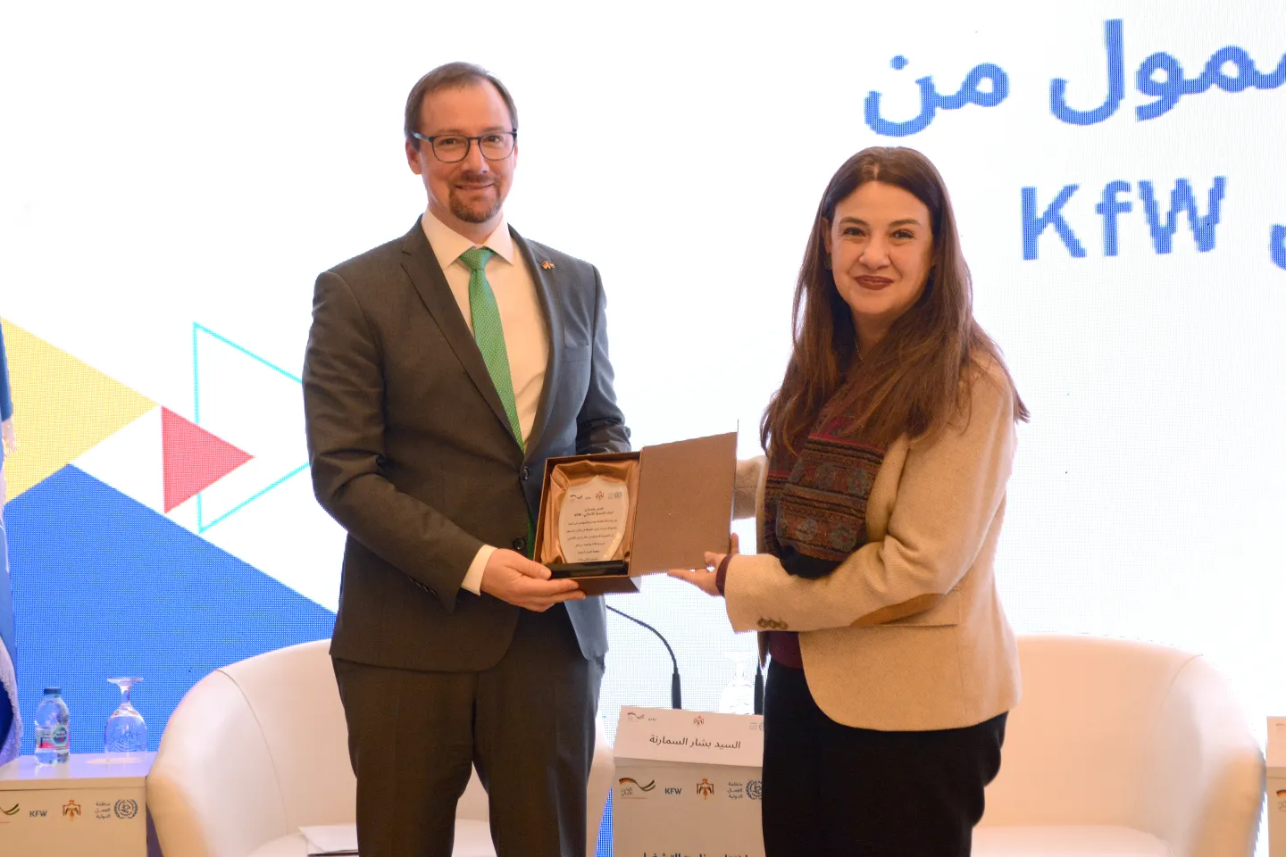 Matthias Schmidt-Rosen, Director of KfW Development Bank in Amman, receives a token of appreciation from ILO, during the closing ceremony of the Employment-Intensive Investment Programme (EIIP). Jordan 30/11/25