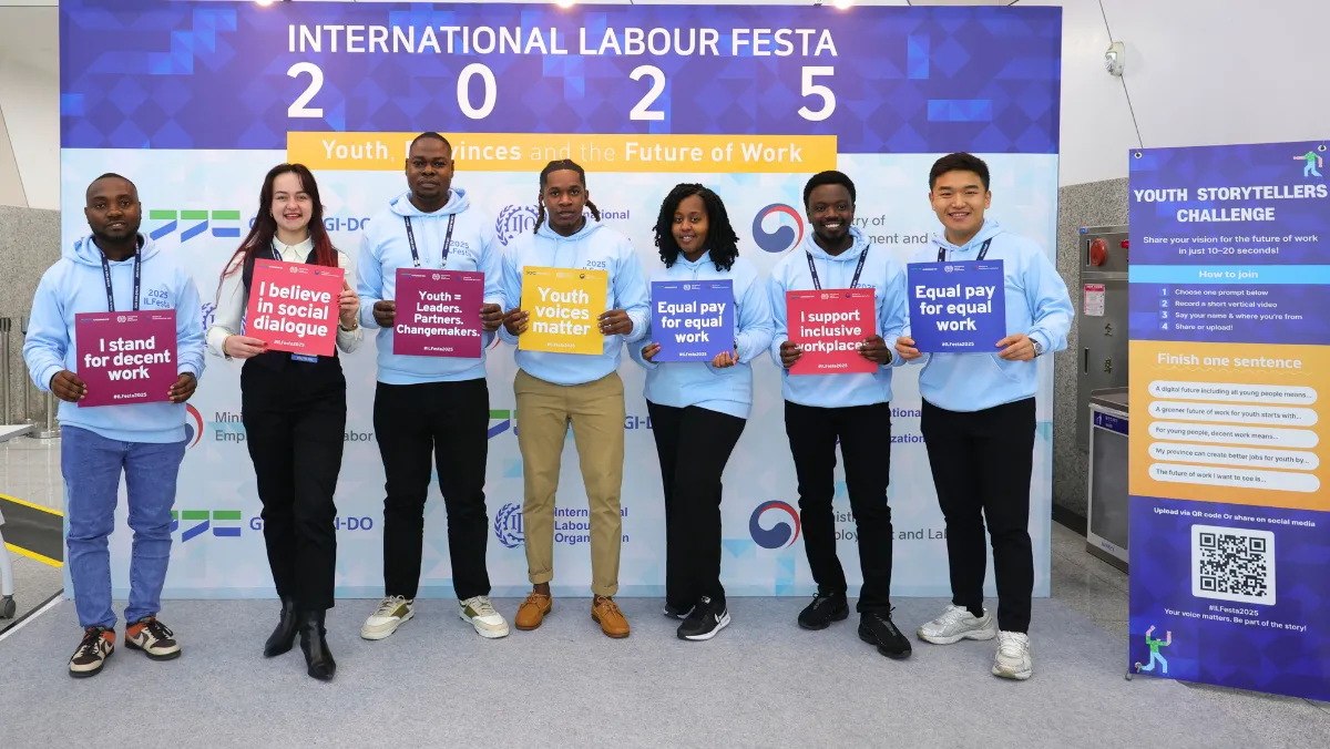Youth participants make their pledge at the Gyeonggi–ILO International Labour Festa 2025.