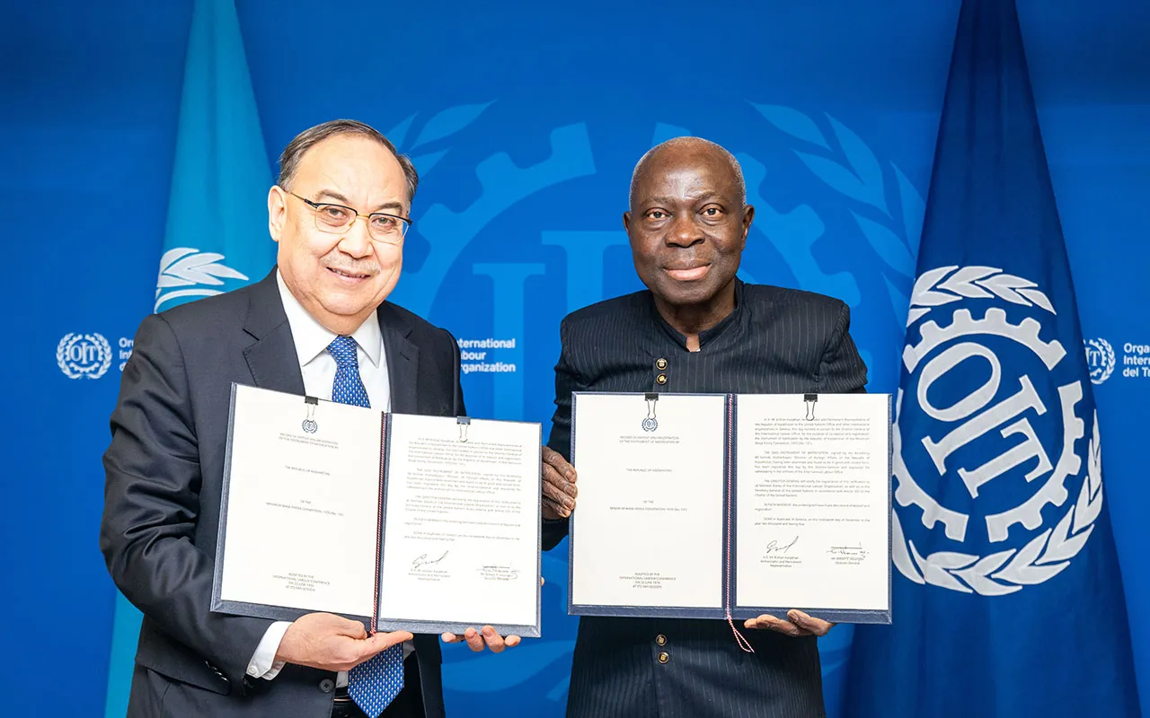 Ratification ceremony of Convention No. 131, 19 December 2025: Mr Erzhan Kazykhan, Permanent Representative of Kazakhstan to the United Nations Office and other international organizations in Geneva, and Gilbert F. Houngbo, Director-General of the ILO.
