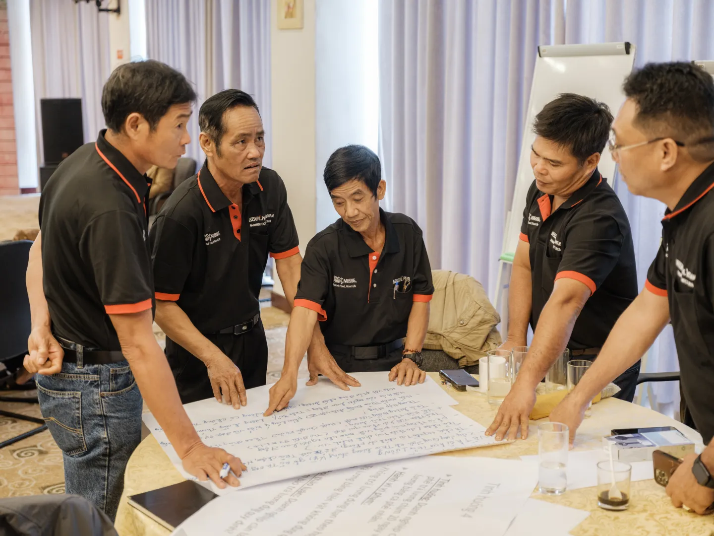 Around the table, teams weighed everyday farm situations, from labour arrangements to working conditions, turning discussion and debate into a lively learning challenge.
