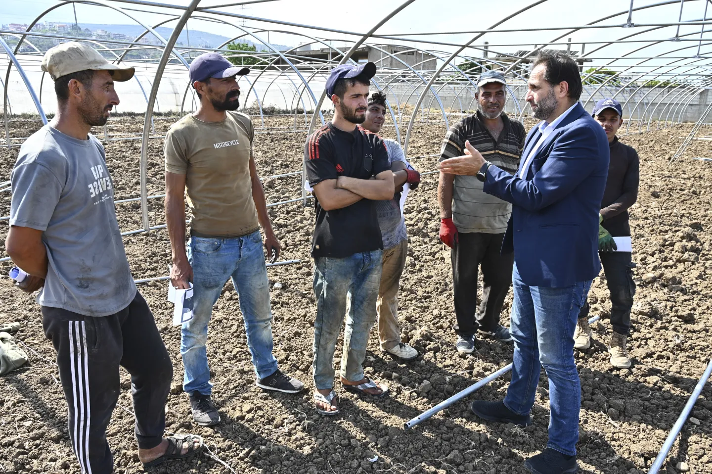 OSH in agriculture trainer Khaled El Omari provides on-site guidance to the installation team. 