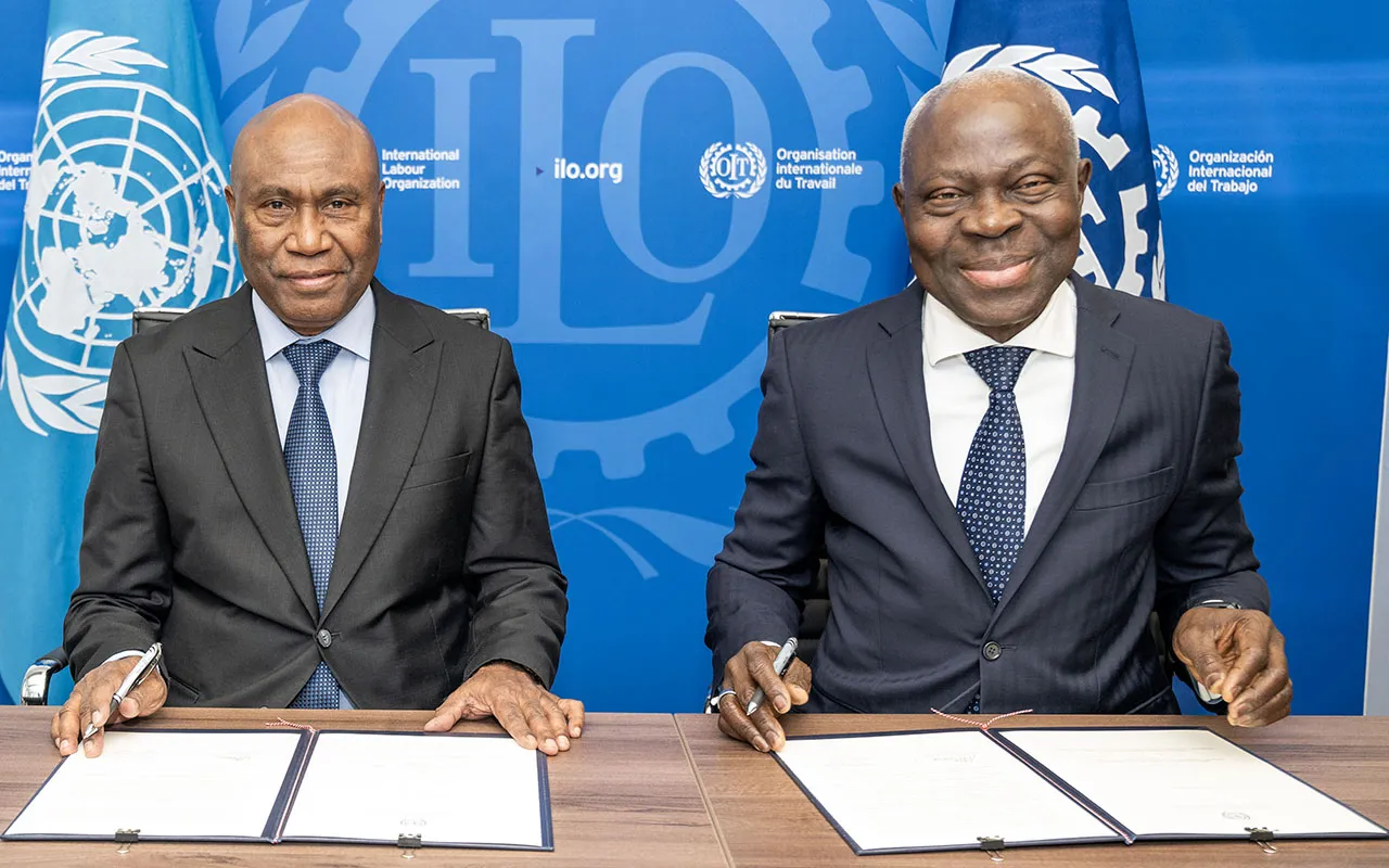 Ratification ceremony of the MLC, 2006 and Convention No. 188, 8 January 2026: Mr Moses Kouni Mosé, Ambassador and Permanent Representative of Solomon Islands, and Gilbert F. Houngbo, Director-General of the ILO.