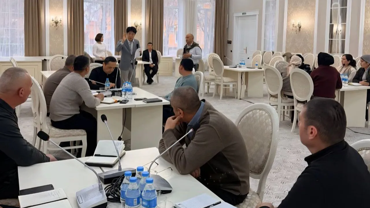 A facilitator engages with participants during a role-play exercise as other employment counsellors observe during training in Fergana region, Uzbekistan