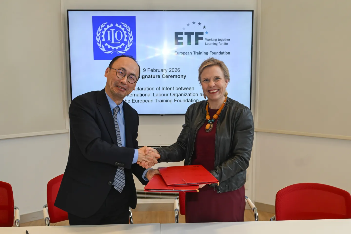 Sangheon Lee, Director of the ILO Employment Policy Department and Pilvi Torsti, Director of the European Training Foundation signing a cooperation agreement on skills and decent work