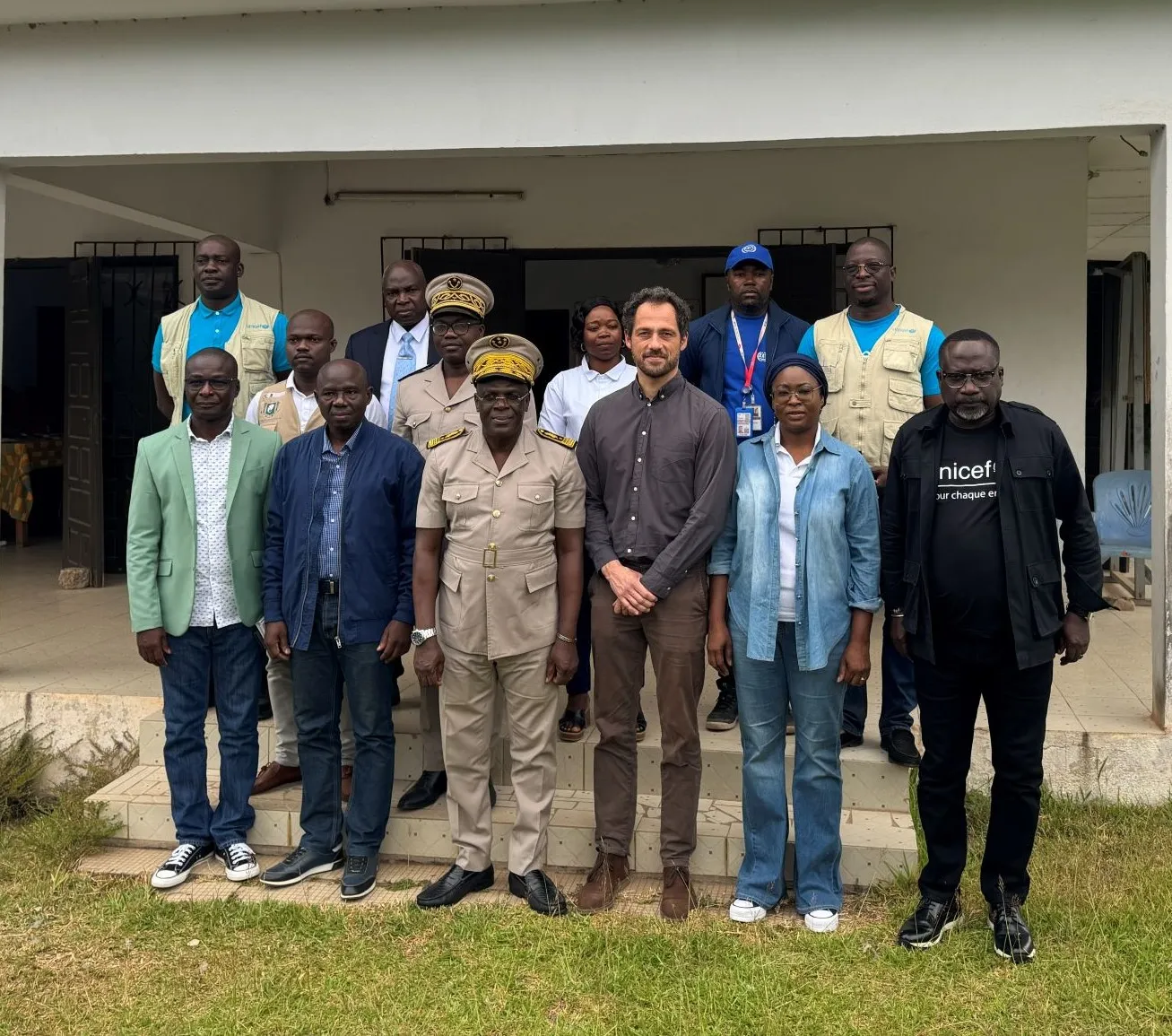 Les membres de la mission de haut niveau dans la Nawa posent aux côtés du corps préfectoral lors de la visite des résultats du programme ENACTE.