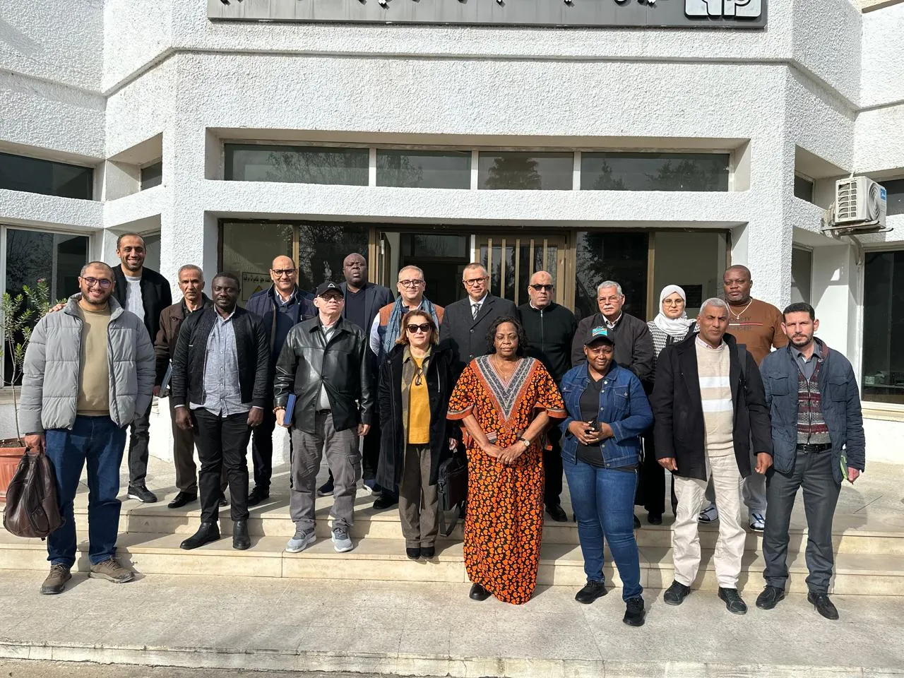Photo de groupe de la délégation et de l’équipe IPDLI devant un bâtiment.