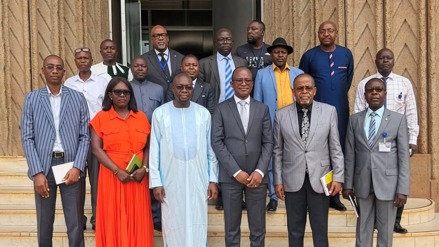 Photo de groupe des participants à la conférence-débat de haut niveau organisée à Bangui pour la Journée mondiale de la justice sociale.