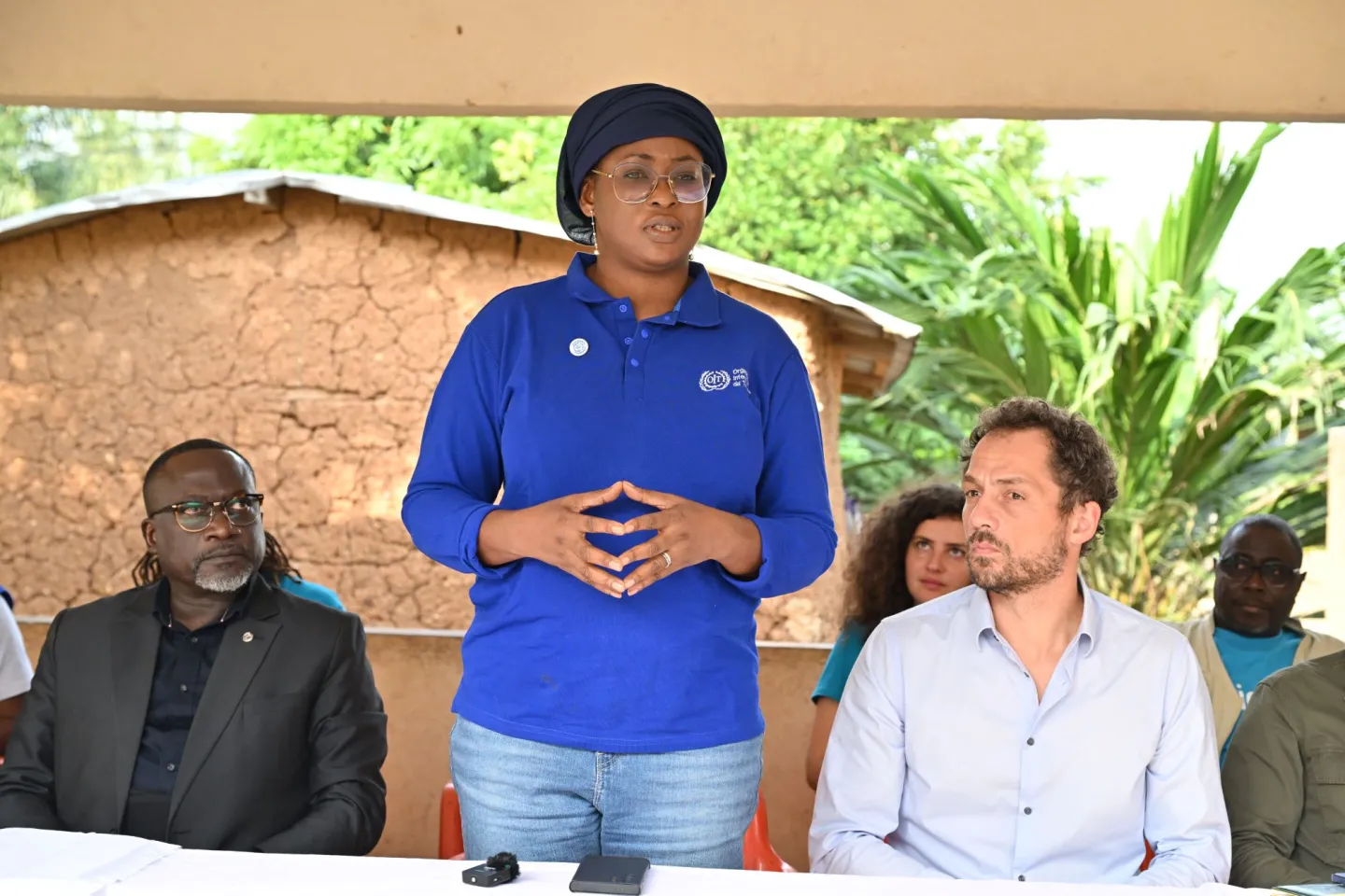 La Directrice du Bureau pays de l’OIT-Abidjan, Ndeye Coumba Diop, félicite les travailleurs du cacao d’Oupoyo (Nawa) engagés, avec l’appui d’ENACTE, dans un processus de syndicalisation pour une meilleure connaissance de leurs droits.