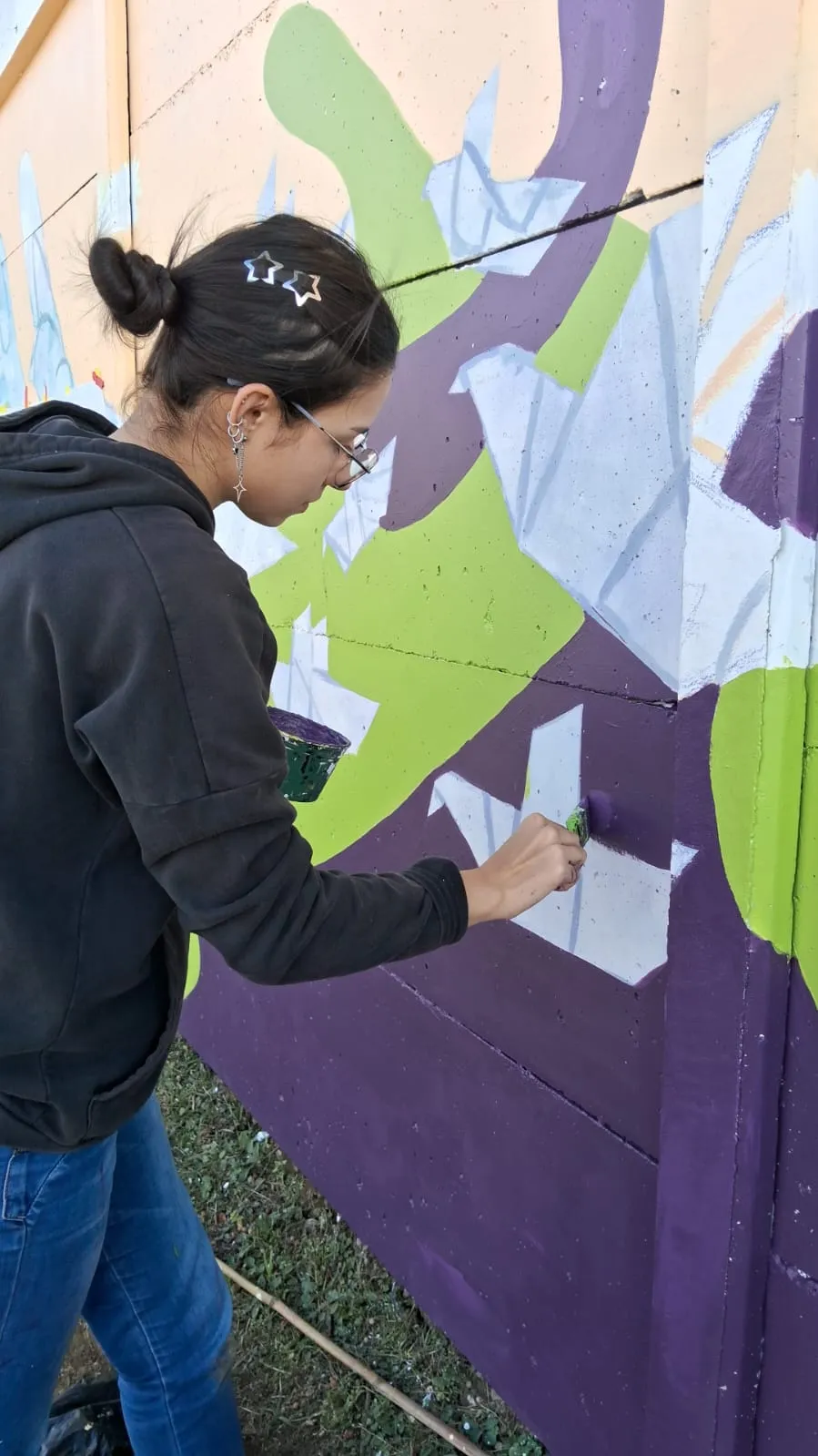 La construcción del mural no fue un acto solo estético, sino un ejercicio de reflexión sobre las vulnerabilidades que experimentan las poblaciones trabajadoras nacionales y migrantes. El diseño se fundamentó en los ejes de trabajo de la OIT y del OBCRA, centrada en la erradicación de la discriminación étnico-racial en el empleo. Durante el proceso, se priorizó la visibilización de las contribuciones de las poblaciones afrodescendientes, indígenas y migrantes, reconociendo que la diversidad étnica aporta exp