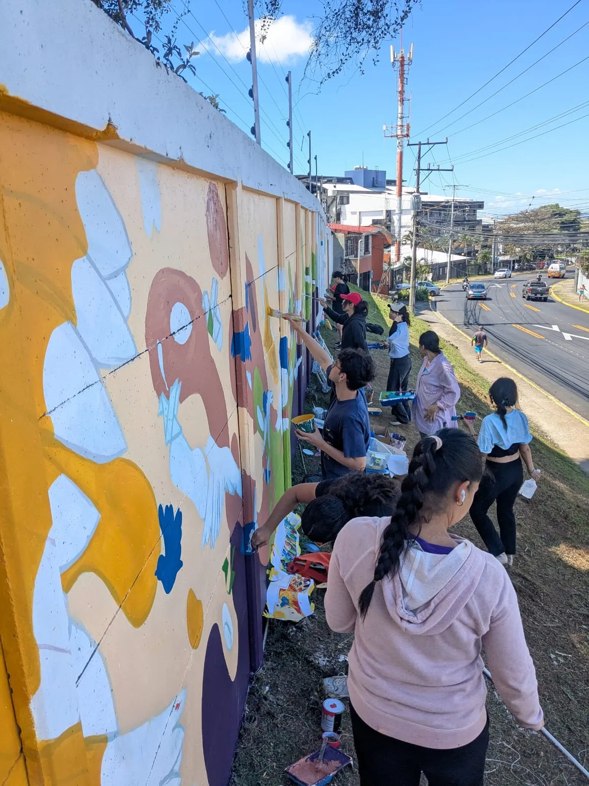 La construcción del mural no fue un acto solo estético, sino un ejercicio de reflexión sobre las vulnerabilidades que experimentan las poblaciones trabajadoras nacionales y migrantes. El diseño se fundamentó en los ejes de trabajo de la OIT y del OBCRA, centrada en la erradicación de la discriminación étnico-racial en el empleo. Durante el proceso, se priorizó la visibilización de las contribuciones de las poblaciones afrodescendientes, indígenas y migrantes, reconociendo que la diversidad étnica aporta exp