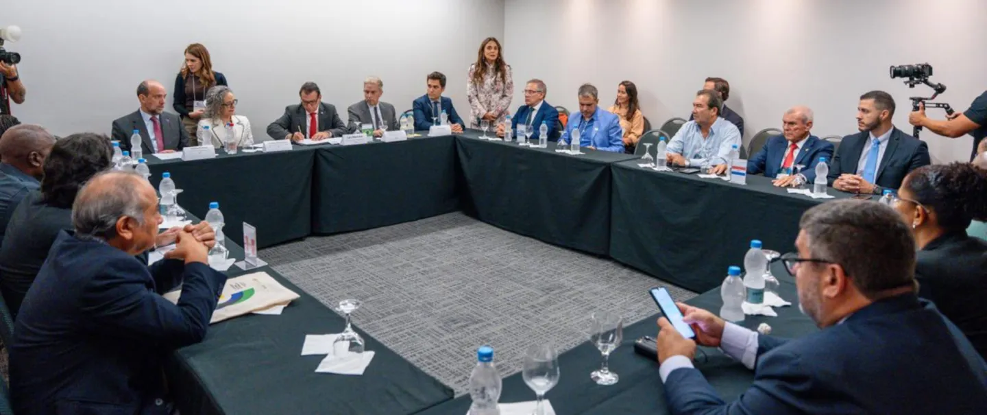 Assinatura do projeto aconteceu em evento paralelo realizado durante a II Conferência Nacional do Trabalho.