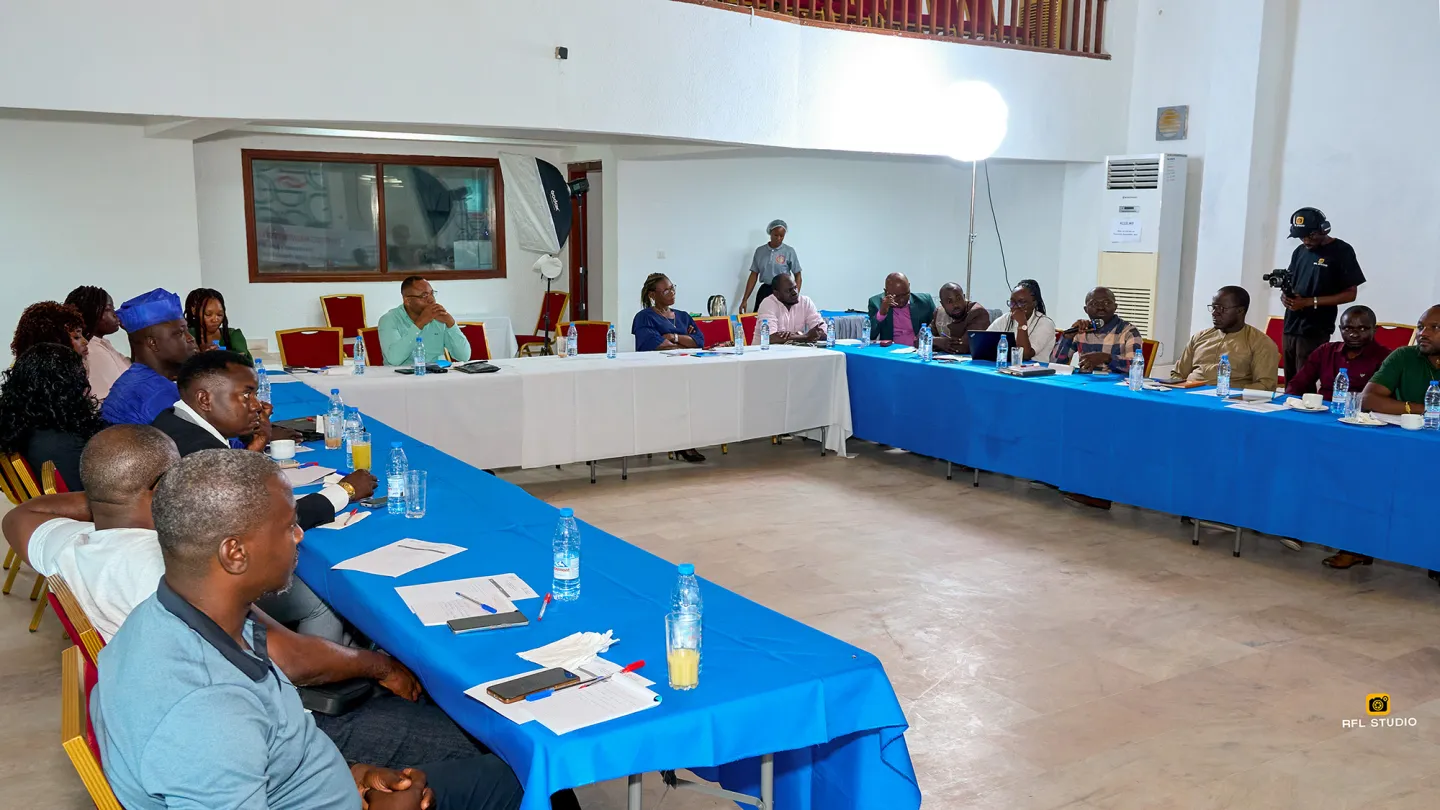 Participants à un atelier de l’Organisation internationale du Travail sur l’approche HIMO réunis autour d’une table à Douala.