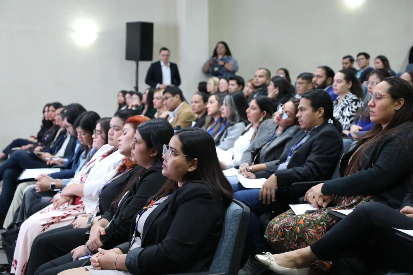 Durante cinco módulos virtuales impartidos por especialistas de la OIT, 60 funcionarias y funcionarios profundizaron en temas clave como datos y conceptos de migración laboral