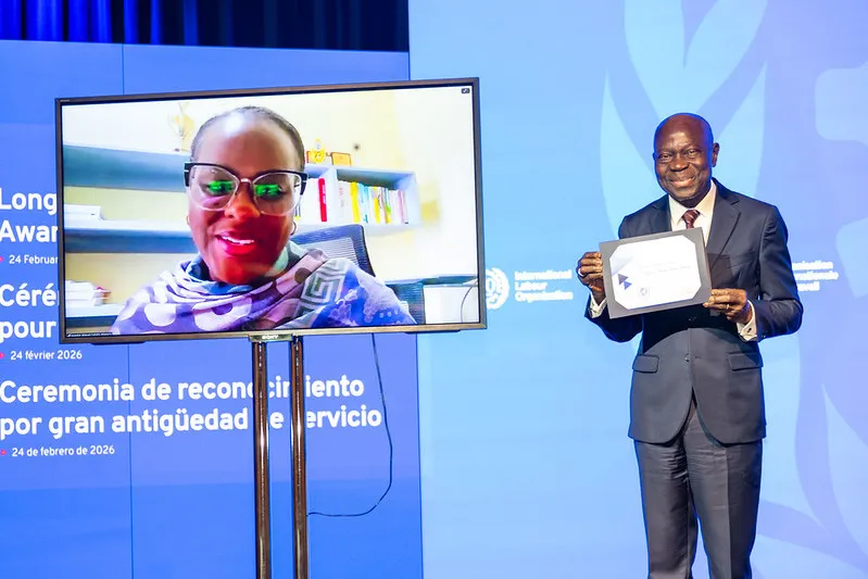 The ILO Director-General presents a Long Service Award certificate to Ingerlyn Caines-Francis, who participates remotely via video call.