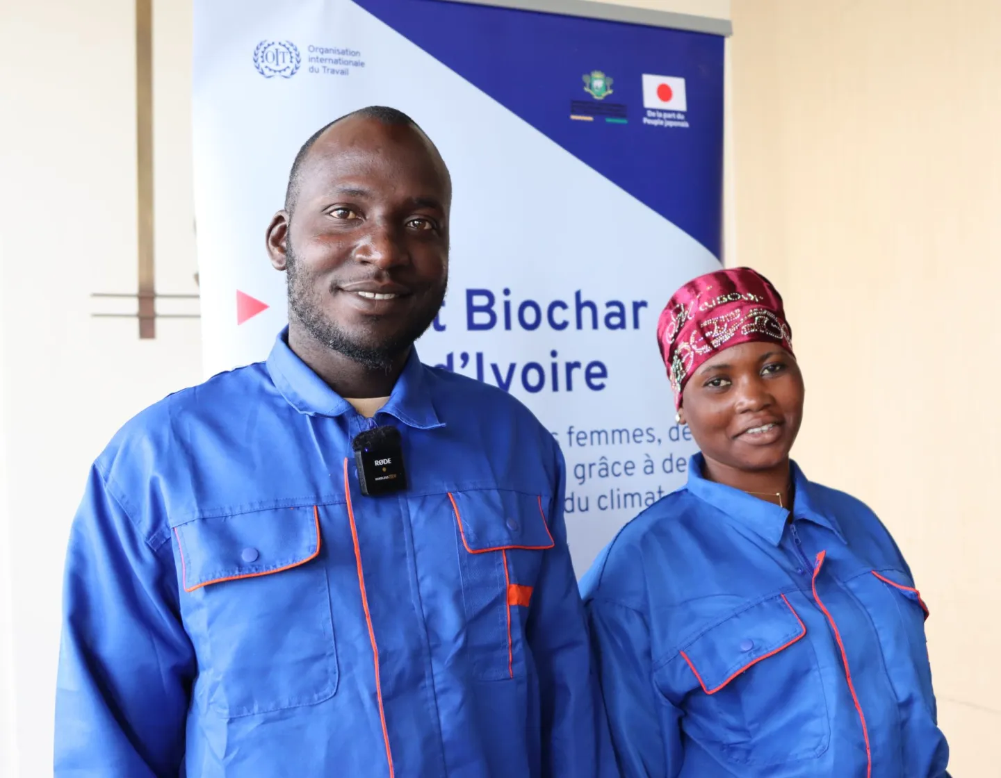 Deux bénéficiaires du projet biochar partageant leurs témoignages lors de l’atelier de capitalisation, illustrant l’impact concret du biochar sur l’amélioration de leurs conditions de vie.