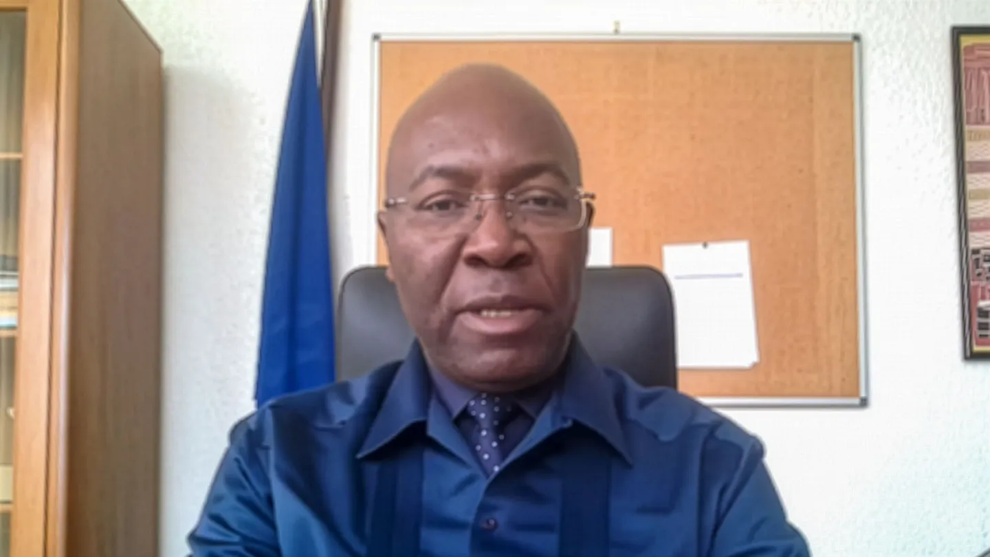 M. Yao Kouamé s’exprime en visioconférence depuis son bureau lors de la conférence sur la justice sociale.