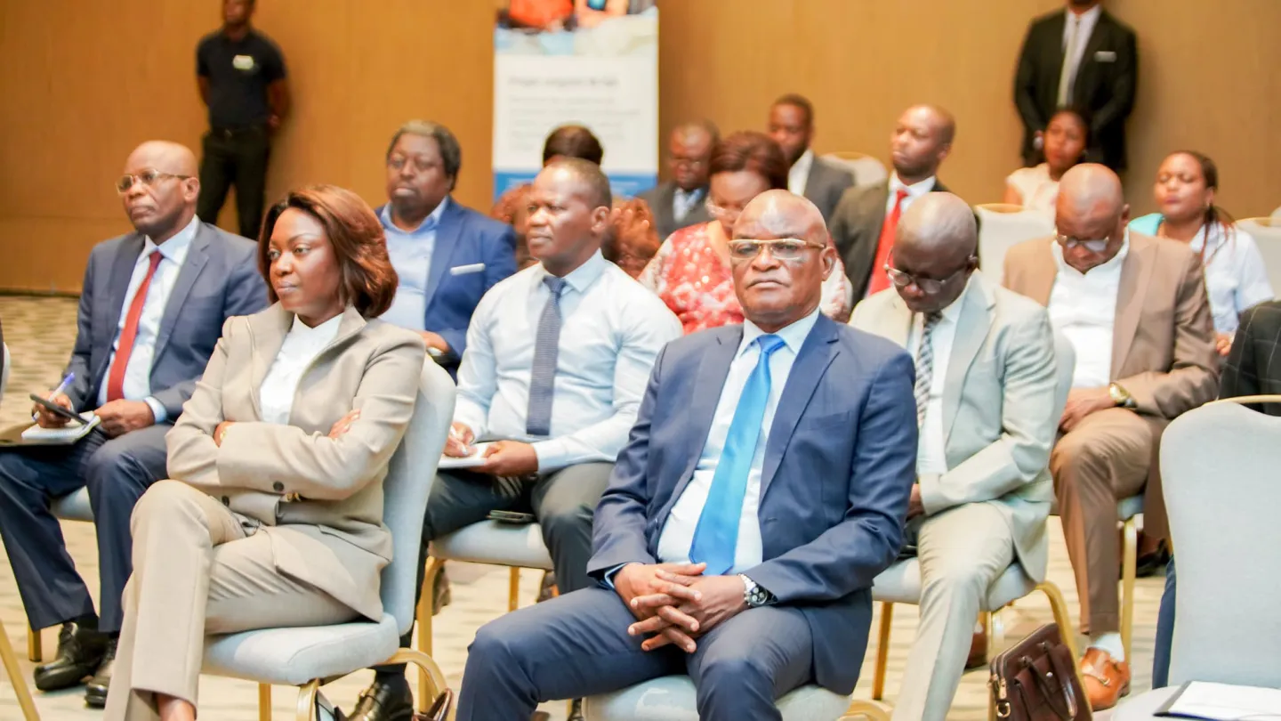 Des participants assistent à une réunion lors du lancement d’un projet à Kinshasa.
