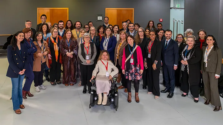 Pessoas posam para fotografia de grupo