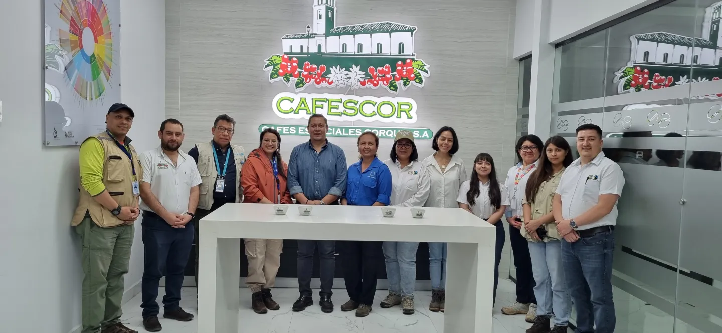 La jornada continuó en la cooperativa CAFESCOR, donde el equipo observó avances en Debida Diligencia en Derechos Humanos y Medio Ambiente (HREDD) y visitó la ludoteca comunitaria