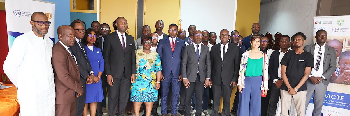 Photo de groupe des participants à l’atelier de sensibilisation sur l’inclusion financière, visant à lutter contre les causes profondes du travail des enfants dans la cacaoculture en Côte d’Ivoire