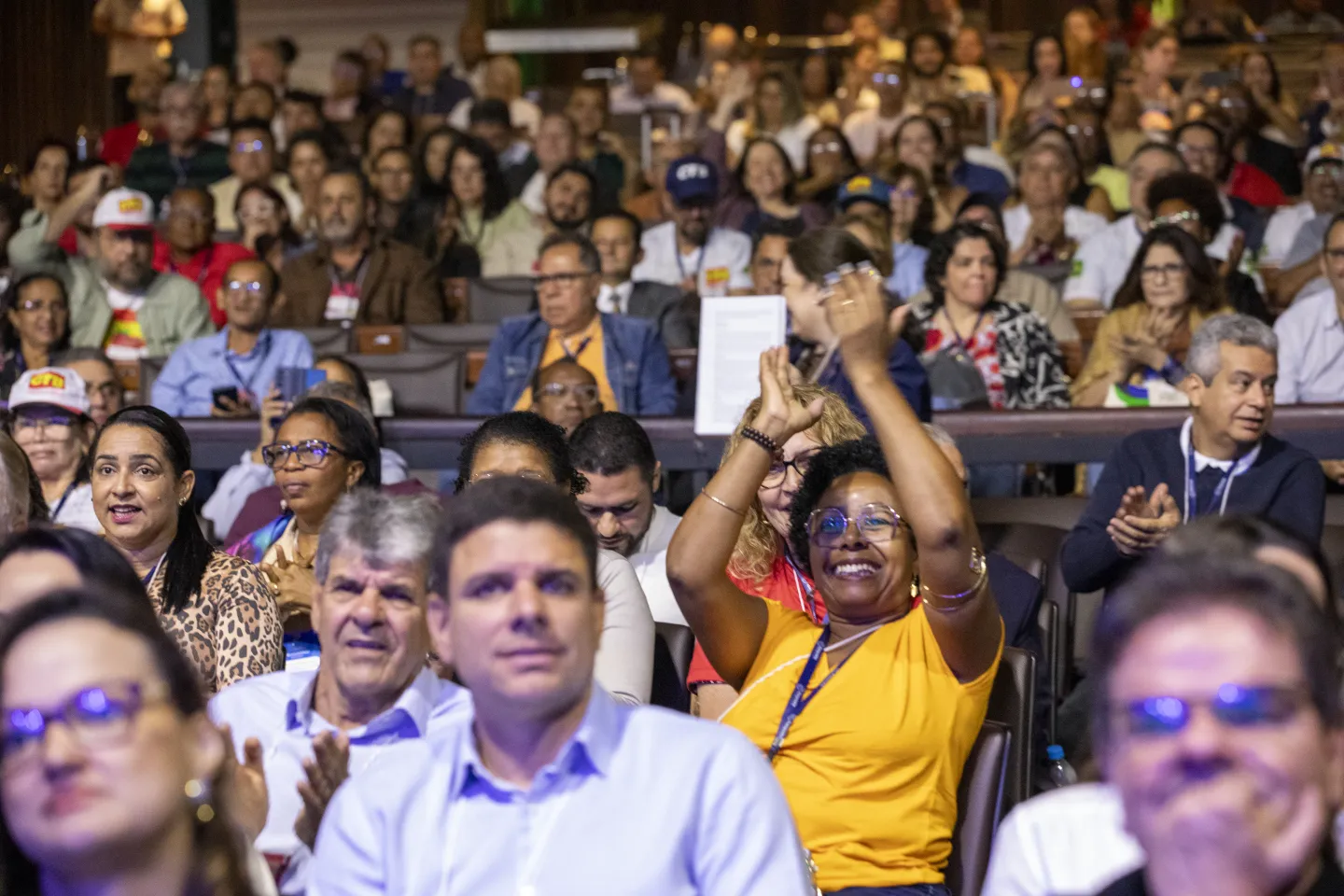 Delegadas e delegados participam da votação de propostas na plenária final da II CNT.