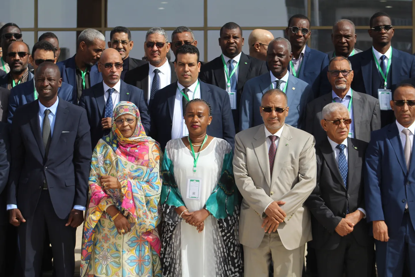 Participants à une conférence nationale posant en groupe devant le Centre international des conférences à Nouakchott.