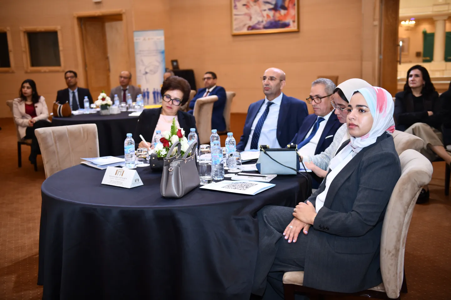 Participants réunis en groupe de travail lors d’un atelier DIASOSSEC au Maroc, discutant autour d’une table avec des documents.