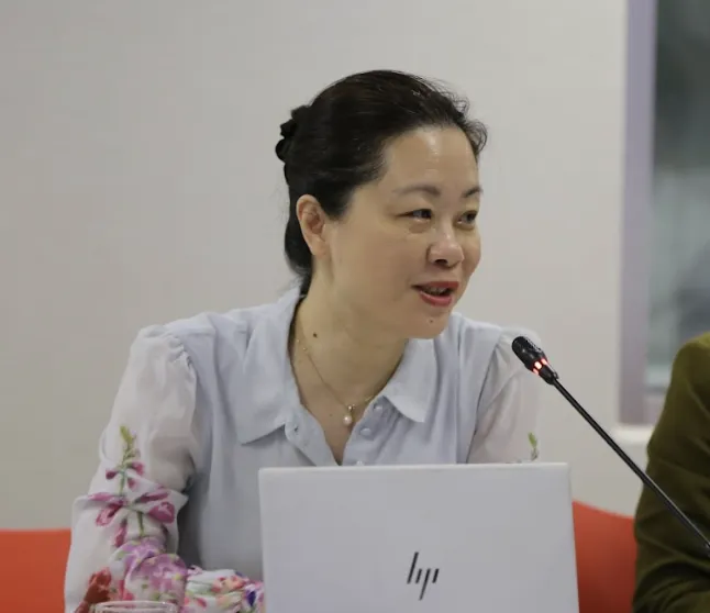 Miss Lan Anh from the Vietnam Chamber of Commerce and Industry (VCCI) 