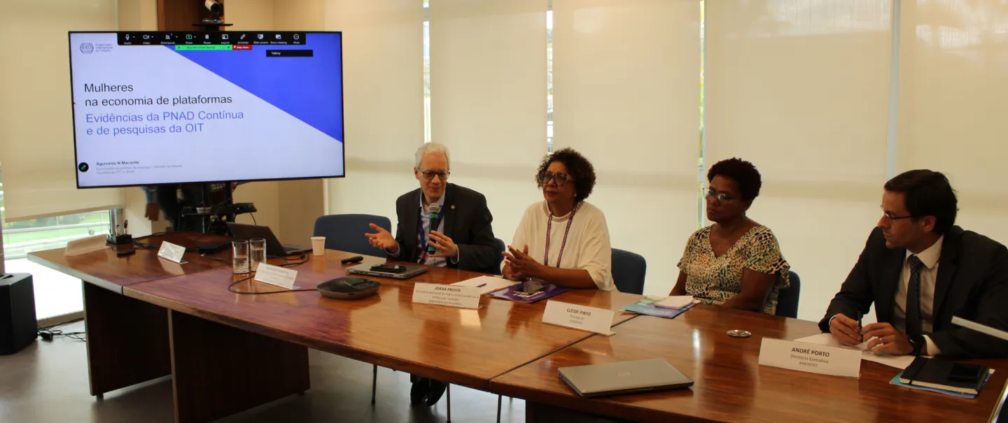 Em diálogo tripartite, representantes da OIT, do Ministério das Mulheres, da Fenatrad e da Amobitec apresentaram seus comentários sobre o estudo e o tema da participação das mulheres da economia de plataformas. 