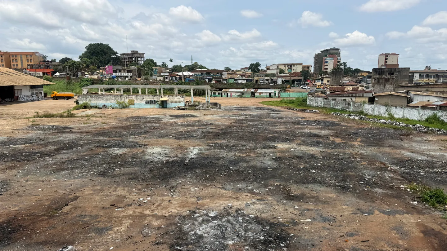 Site dégagé après enlèvement des déchets métalliques et assainissement.
