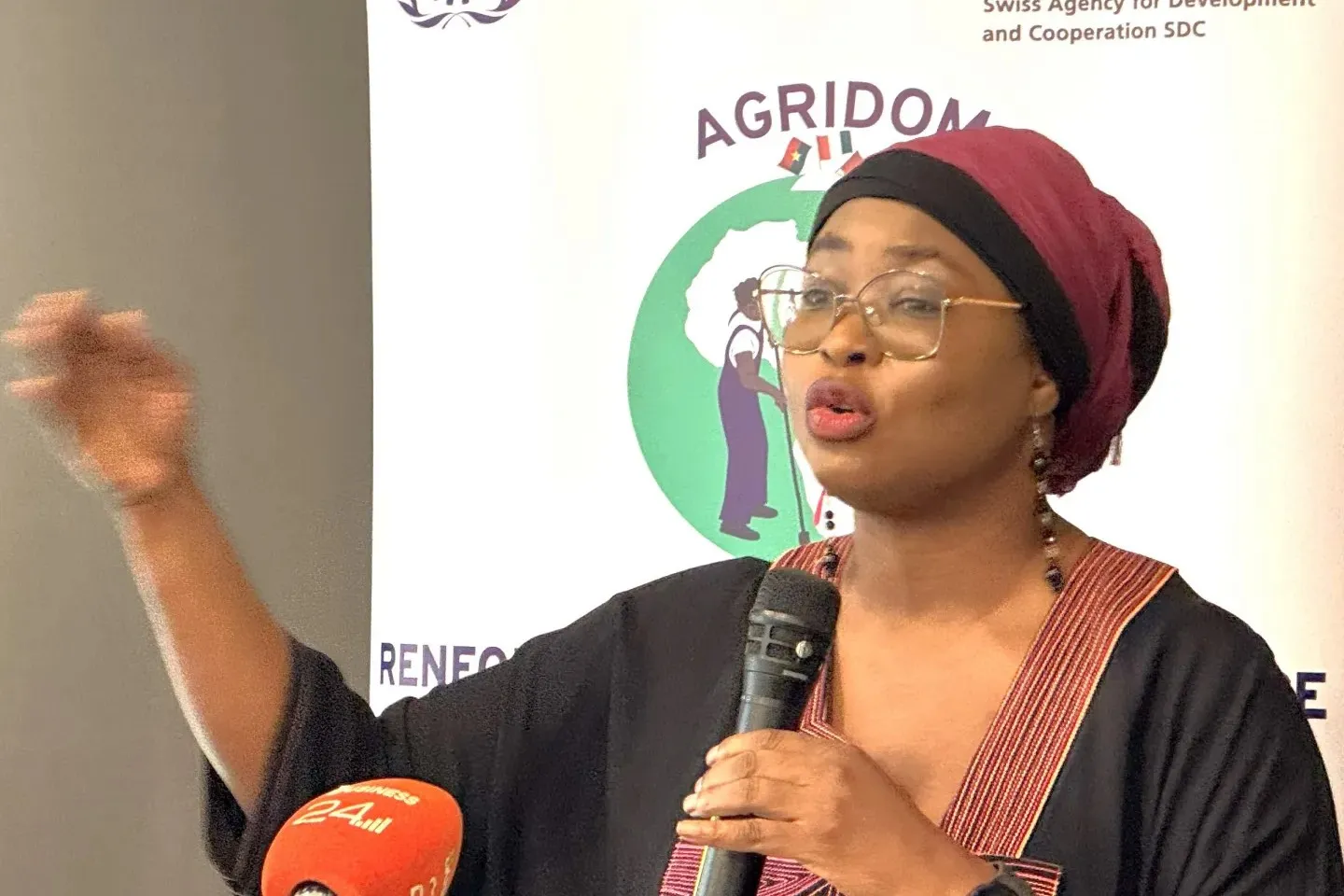  Ndeye Coumba Diop, Directrice du Bureau Pays de l’OIT, présentant les principales avancées du projet Agridom.