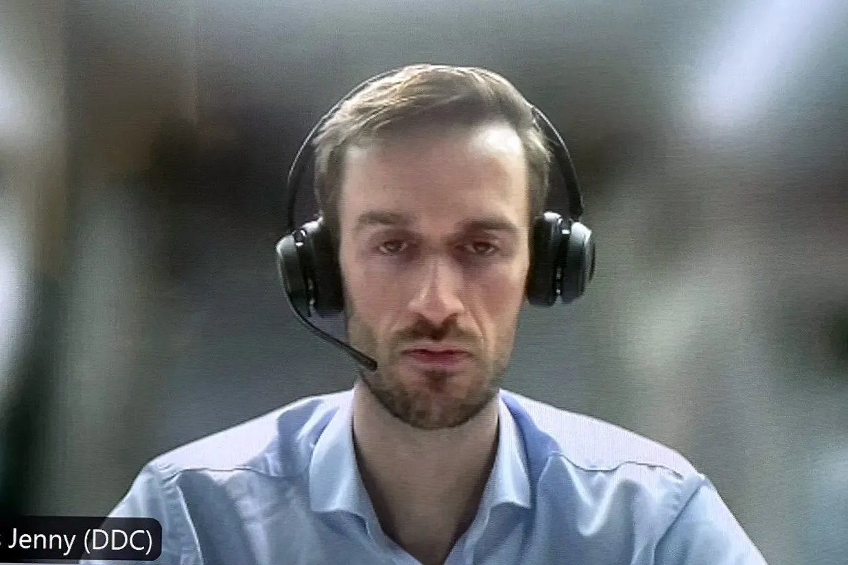 Nicolas Jenny, gestionnaire du programme Migration et Déplacements forcés à la Coopération Suisse au Développement, intervenant en ligne et soulignant l’importance de bâtir un monde plus juste et inclusif.