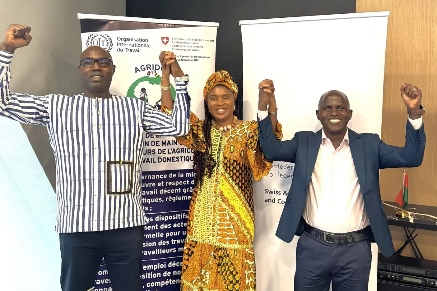 Alassane Traoré, Noëlie Kotty, et Lanciné Condé, coordonnateurs nationaux du projet Agridom, se tenant la main pour saluer les résultats atteints.
