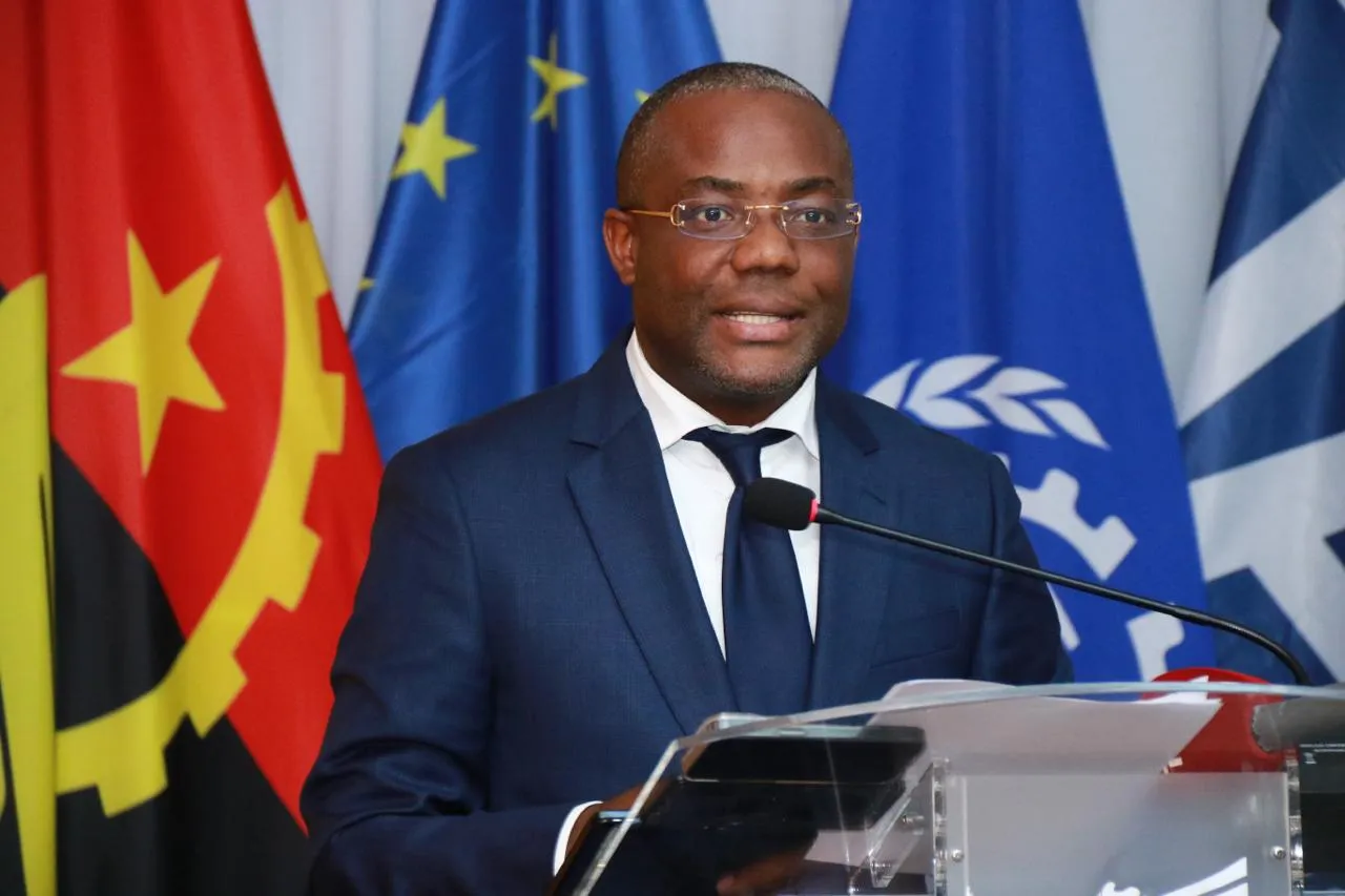 Secretário de Estado do Trabalho e Segurança Social de Angola a discursar no evento de lançamento do segundo boletim de estatísticas de protecção social