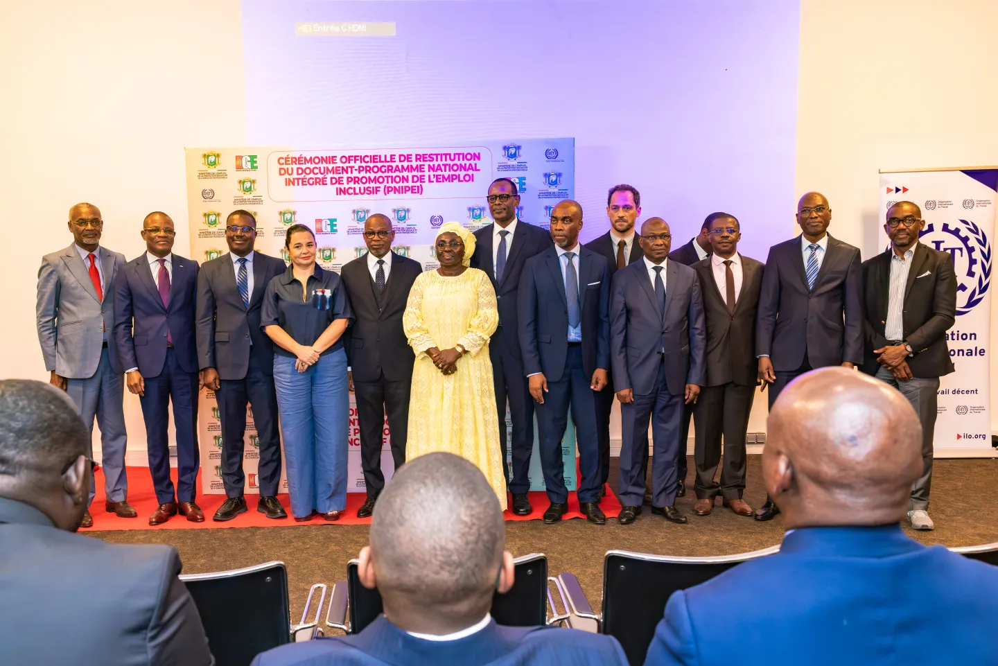 Photo de groupe des participants au lancement du Programme national intégré de promotion de l’emploi inclusif (PNIPEI), autour du Ministre de l’Emploi, de la Protection sociale et de la Formation professionnelle, Adama Kamara.